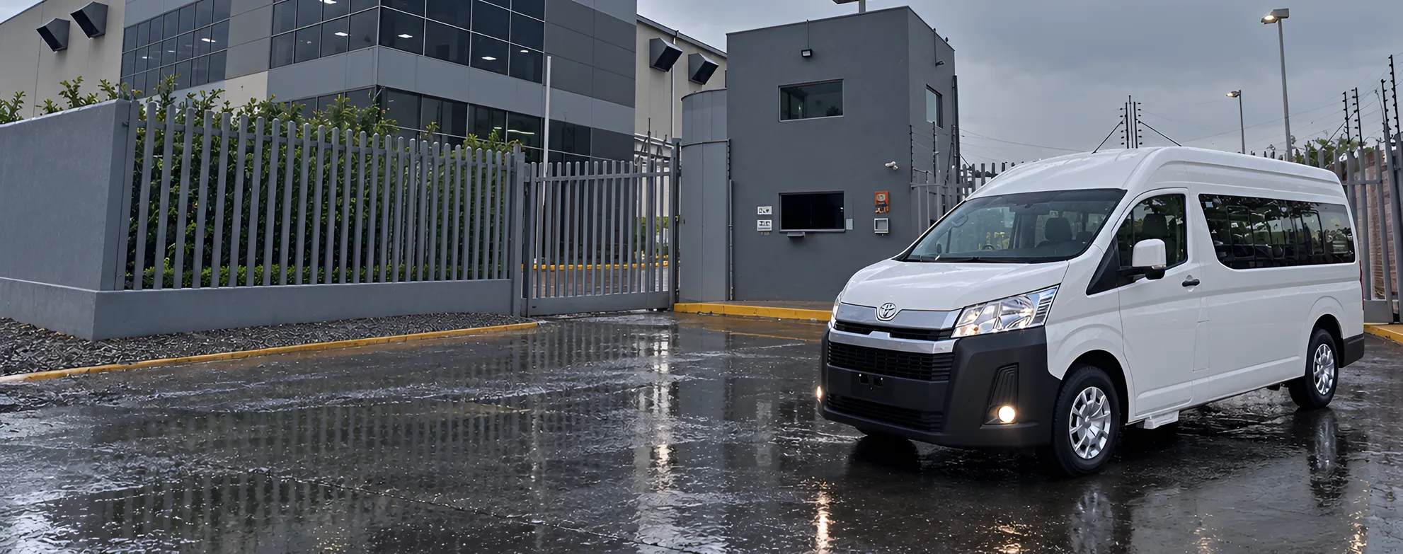 Camioneta de transporte empresarial frente a instalaciones corporativas