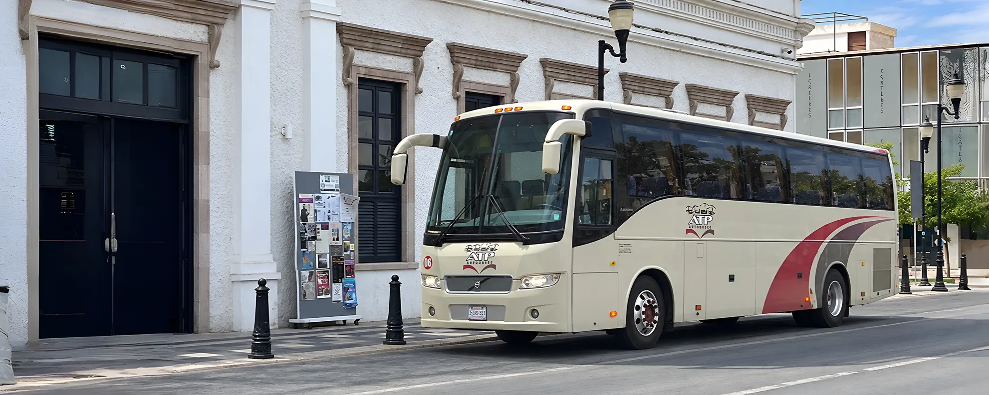 Autobús turístico de ATP estacionado en una zona urbana
